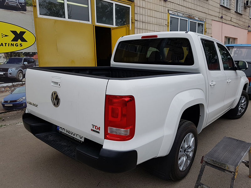 Защита кузова пикапа Volkswagen Amarok от механических повреждений и коррозии полимерным покрытием Line-X