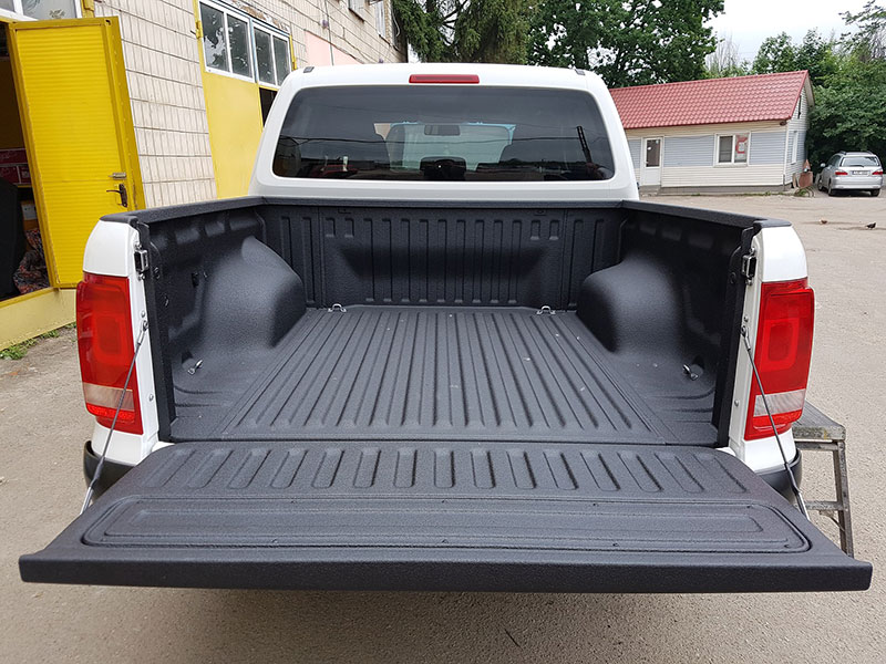 Защита кузова пикапа Volkswagen Amarok от механических повреждений и коррозии полимерным покрытием Line-X