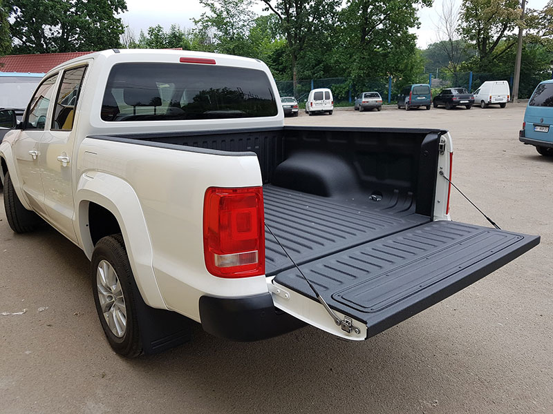 Защита кузова пикапа Volkswagen Amarok от механических повреждений и коррозии полимерным покрытием Line-X