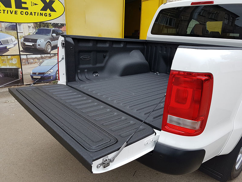 Защита кузова пикапа Volkswagen Amarok от механических повреждений и коррозии полимерным покрытием Line-X