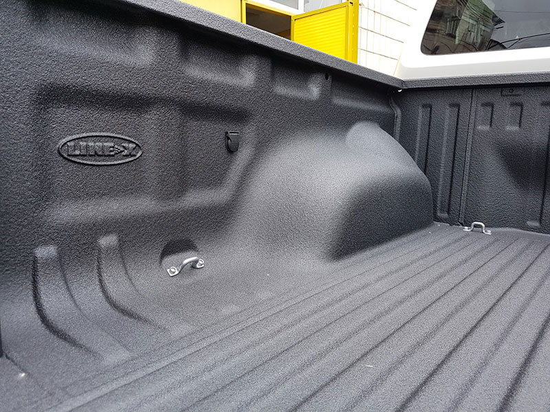 Защита кузова пикапа Volkswagen Amarok от механических повреждений и коррозии полимерным покрытием Line-X