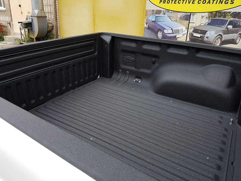 Защита кузова пикапа Volkswagen Amarok от механических повреждений и коррозии полимерным покрытием Line-X