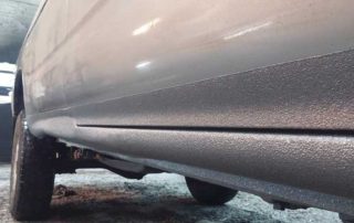 Защита порогов автомобиля от механических повреждений и ржавчины с помощью полимерного покрытия Line-X.