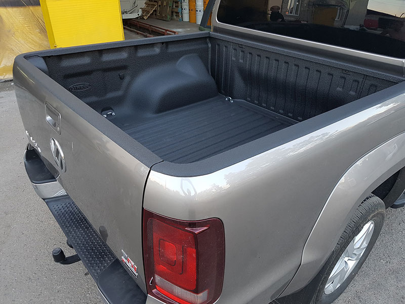 Защита грузового отделения кузова пикапа Volkswagen Amarok полимерным покрытием Line-X