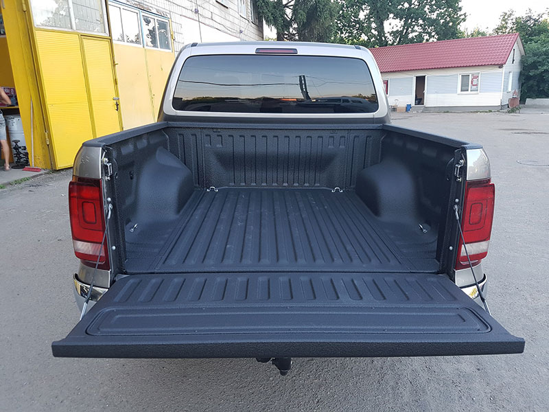 Защита грузового отделения кузова пикапа Volkswagen Amarok полимерным покрытием Line-X