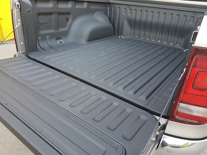 Защита грузового отделения кузова пикапа Volkswagen Amarok полимерным покрытием Line-X