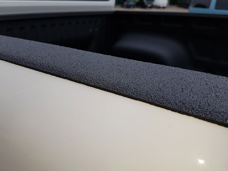 Защита грузового отделения кузова пикапа Volkswagen Amarok полимерным покрытием Line-X