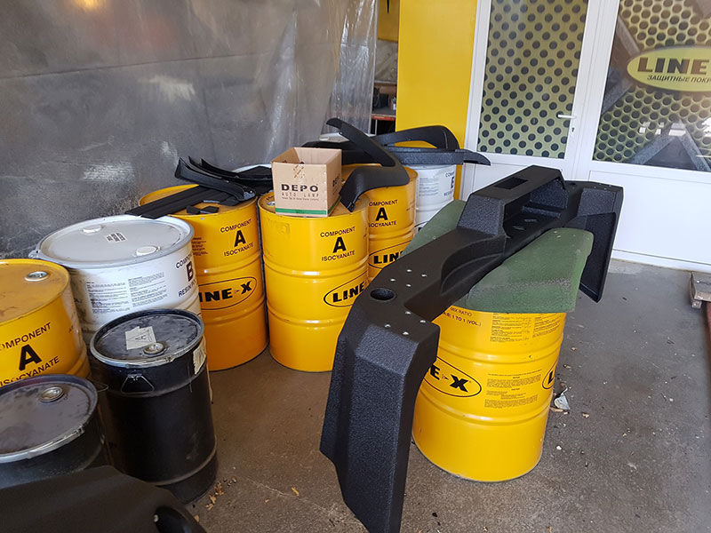 Защита навесных аксессуаров (бамперов, накладок колесных арок, зеркал заднего вида, порогов и много другого) полимерным покрытием Line-X