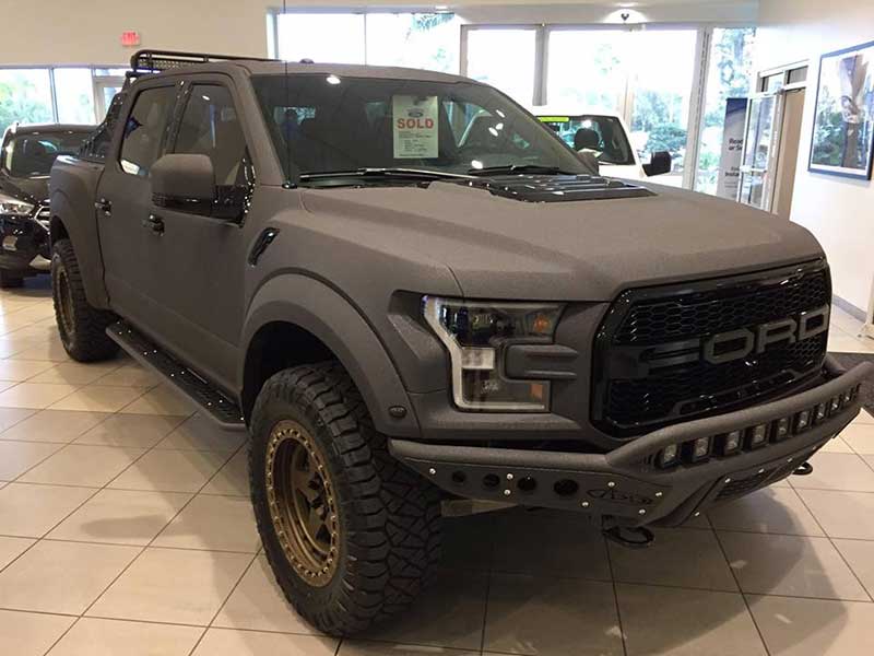 Защита пикапа Ford Raptor от механических повреждений и коррозии полимерным покрытием Line-X.