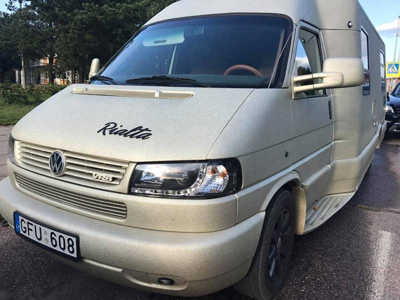 Защиту автофургона от механических повреждений и коррозии полимерным покрытием Line-X.