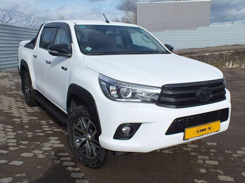 Два типа защитного полимерного покрытия Line-X на полноприводном пикапе Toyota Hilux