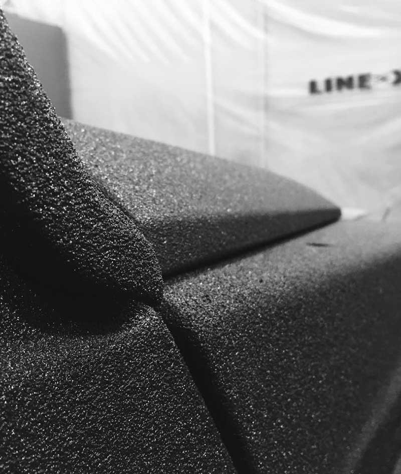 Защита кузова полноразмерного внедорожника Mercedes-Benz G-Wagen от механических повреждений и коррозии полимерным покрытием Line-X.