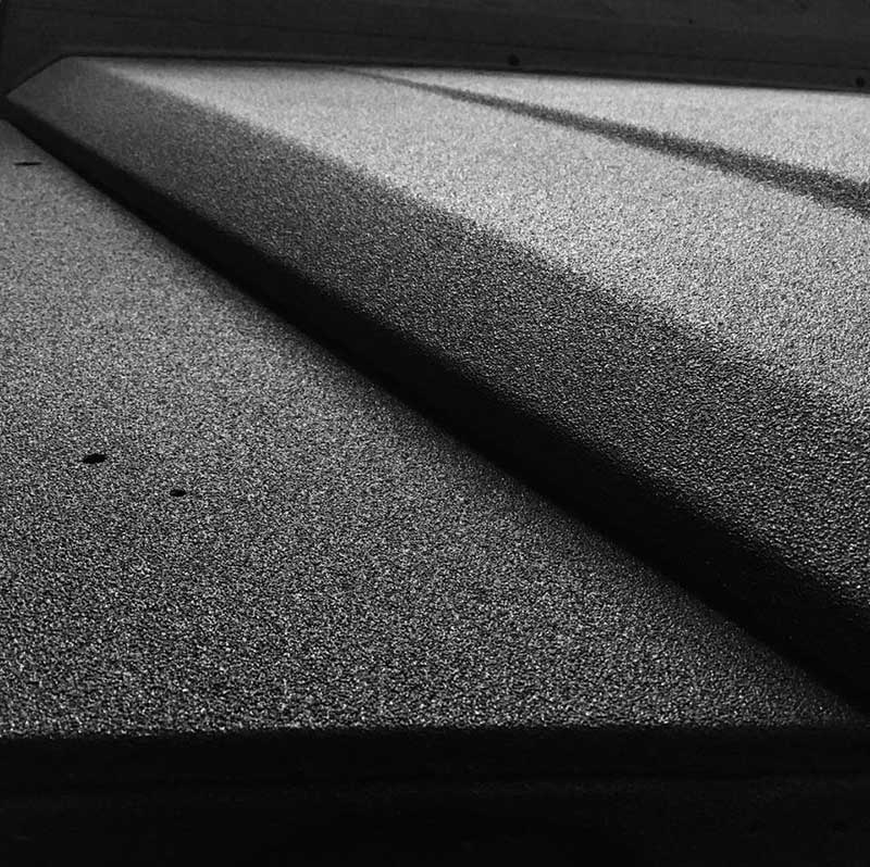 Защита кузова полноразмерного внедорожника Mercedes-Benz G-Wagen от механических повреждений и коррозии полимерным покрытием Line-X.