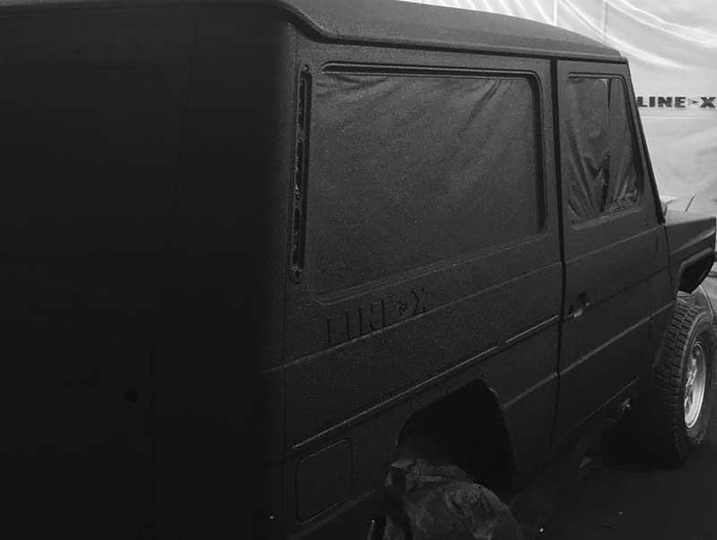 Защита кузова полноразмерного внедорожника Mercedes-Benz G-Wagen от механических повреждений и коррозии полимерным покрытием Line-X.