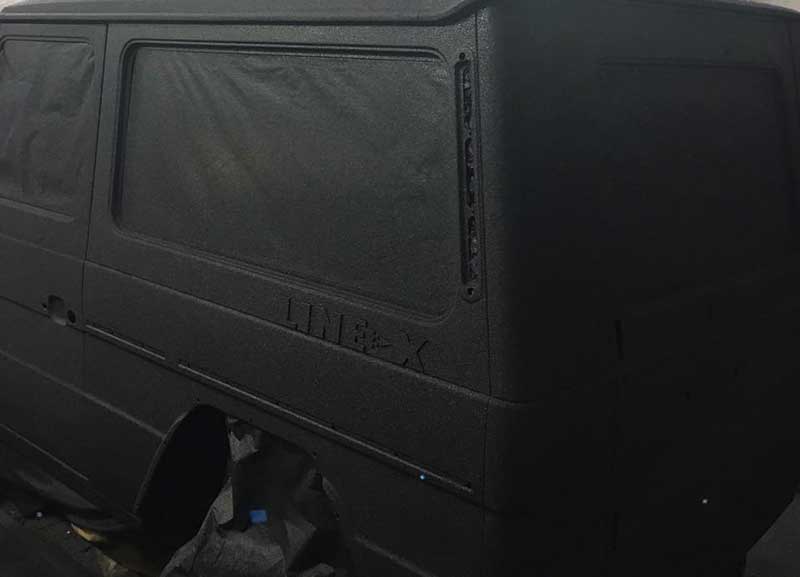 Защита кузова полноразмерного внедорожника Mercedes-Benz G-Wagen от механических повреждений и коррозии полимерным покрытием Line-X.