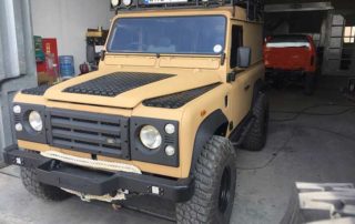 Полное восстановление полноприводного внедорожника Land Rover Defender с последующей окраской кузова и аксессуаров защитным полимерным покрытием Line-X.