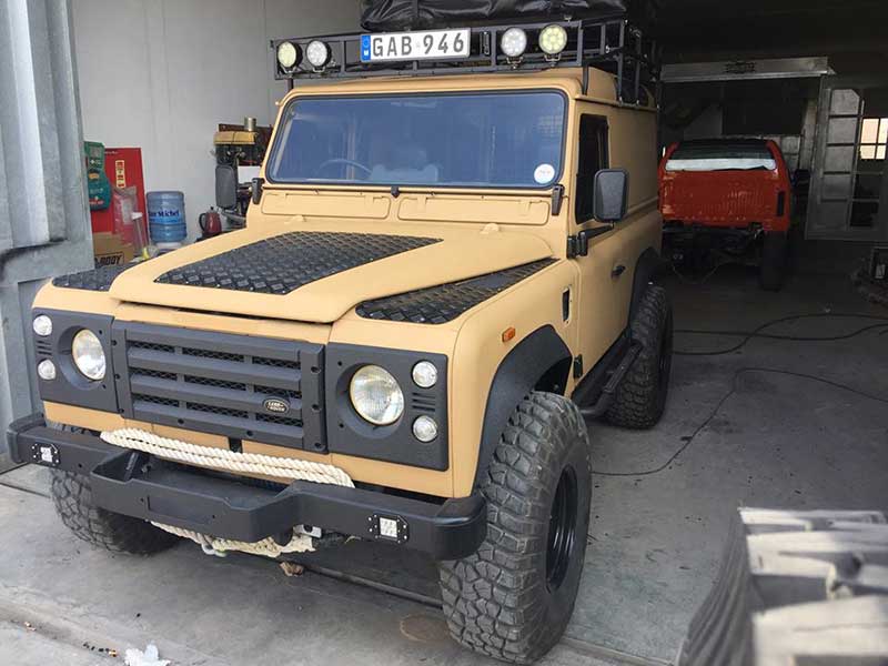 Полное восстановление полноприводного внедорожника Land Rover Defender с последующей окраской кузова и аксессуаров защитным полимерным покрытием Line-X.