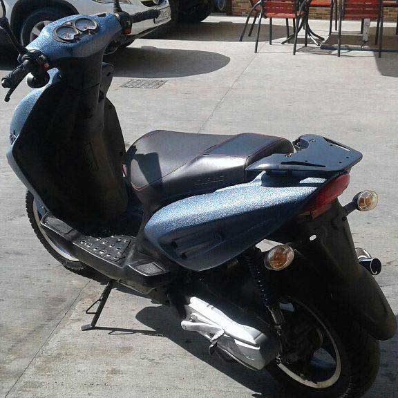 Защита корпуса скутера от механических повреждений полимерным покрытием Line-X.