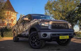 Полная защита кузова внедорожного пикапа Toyota Tundra полимерным покрытием Line-X с аэрографическим рисунком.