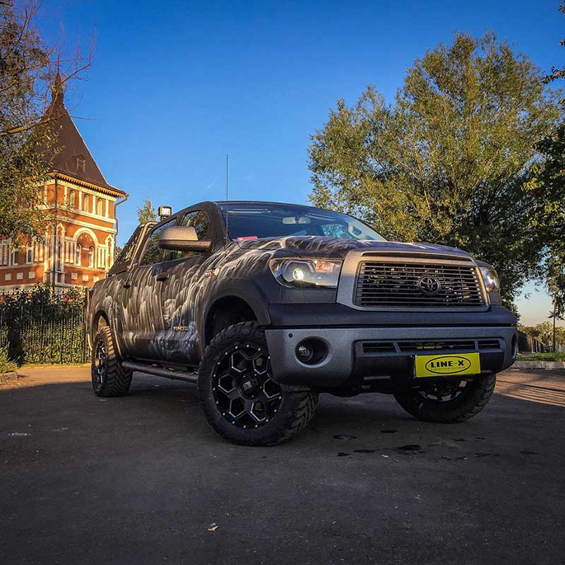 Полная защита кузова внедорожного пикапа Toyota Tundra полимерным покрытием Line-X с аэрографическим рисунком.