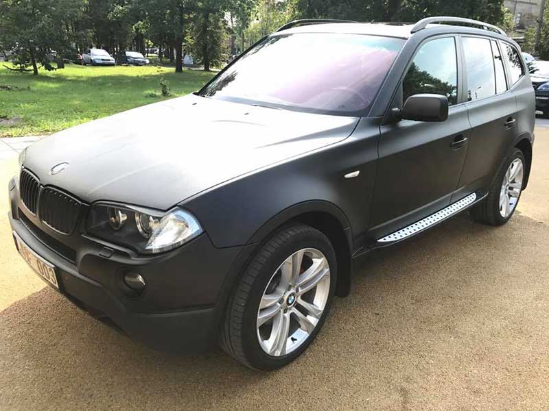 Окраска кроссовера BMW X5 защитным полимерным покрытием Line-Х Ultra черного цвета.