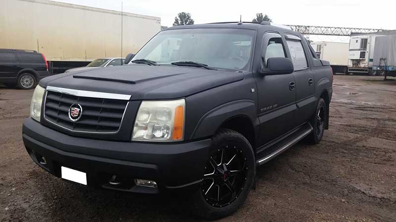 Защита кузова представительского пикапа Cadillac Escalade EXT от механических повреждений и коррозии престижным полимерным покрытием Line-X.