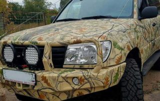 Аэрография камуфляжной раскраски поверх защитного полимерного покрытия Line-X на кузове внедорожника Toyota Land Cruiser.