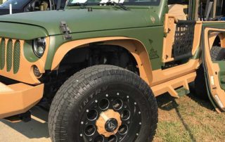 Окраска автомобиля и аксессуаров внедорожника Jeep Wrangler защитным полимерным покрытием Line-X в два цвета.