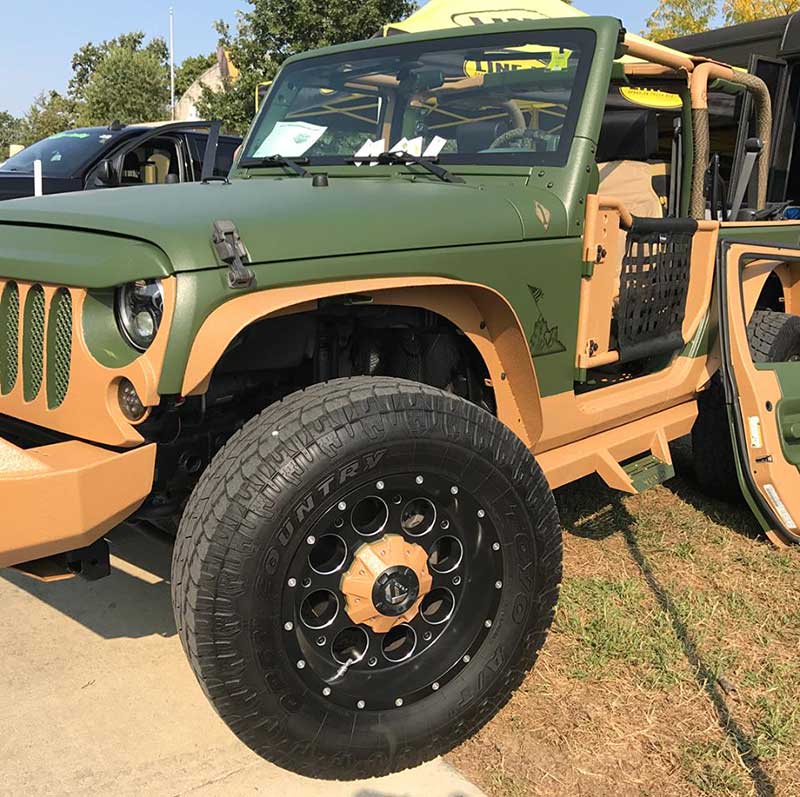 Окраска автомобиля и аксессуаров внедорожника Jeep Wrangler защитным полимерным покрытием Line-X в два цвета.