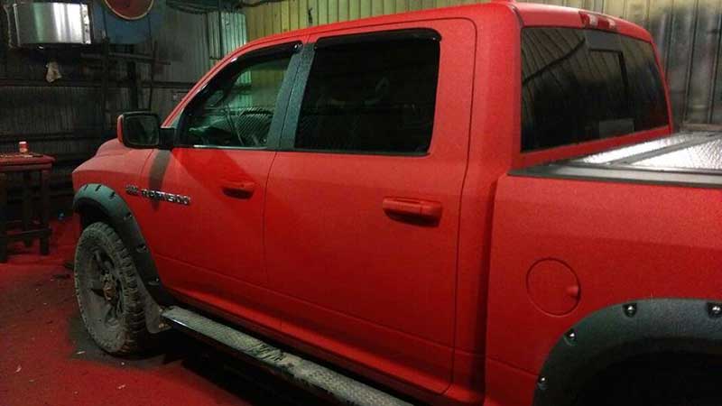 Защита кузова внедорожного пикапа Dodge Ram 1500 от механических повреждений и коррозии полимерным покрытием Line-X.