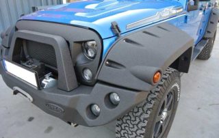 Защита навесных аксессуаров внедорожника Jeep Wrangler от механических повреждений и коррозии полимерным покрытием Line-X.