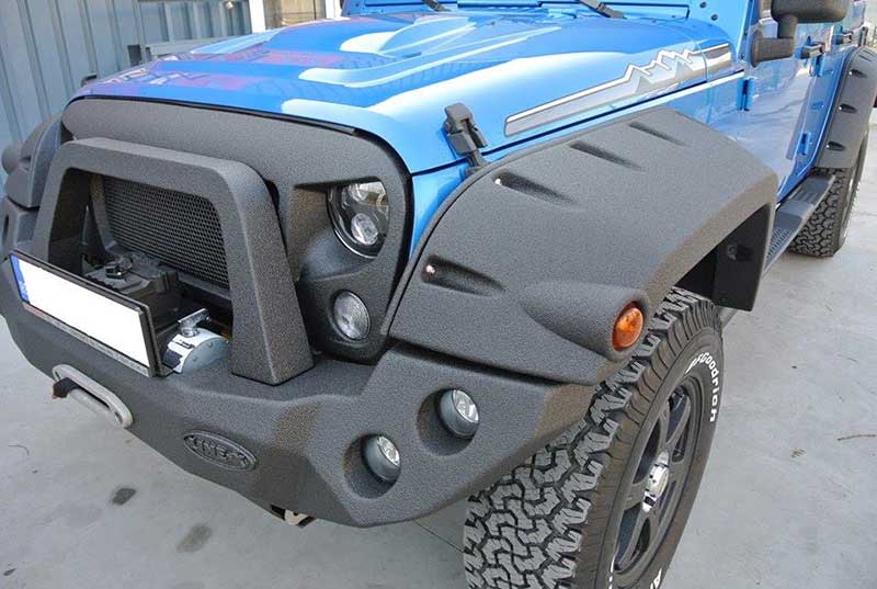 Защита навесных аксессуаров внедорожника Jeep Wrangler от механических повреждений и коррозии полимерным покрытием Line-X.