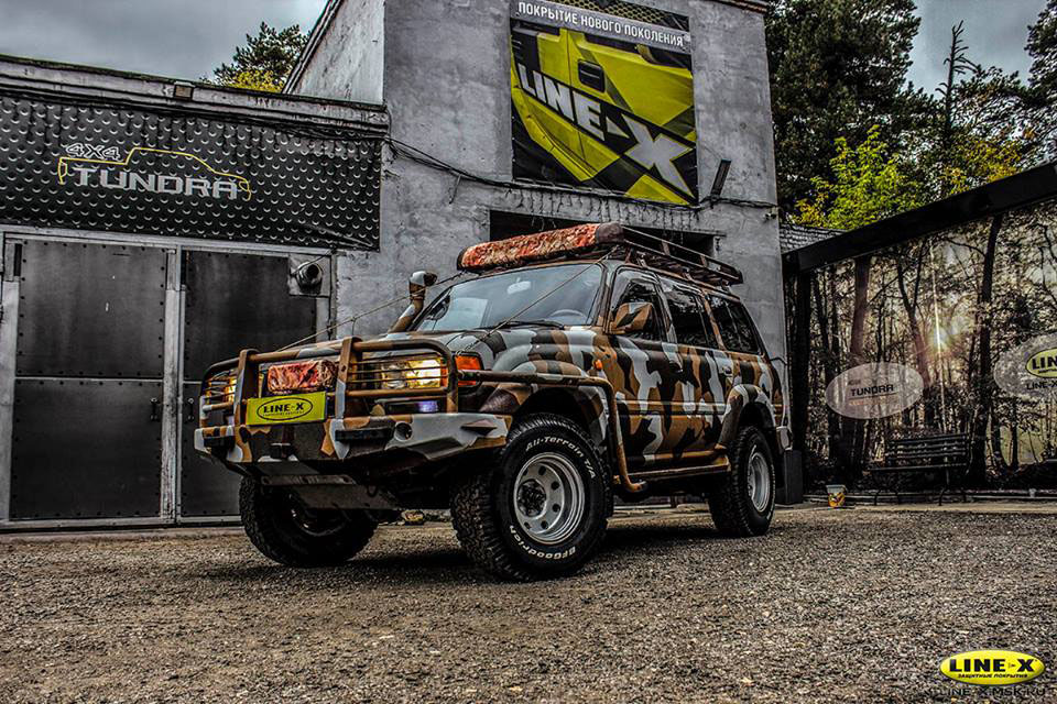 Полноприводный внедорожник Toyota Land Cruiser в камуфляже из защитного полимерного покрытия Line-X