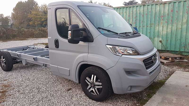 Защита кабины и несущей рамы бортового грузовика от механических повреждений и коррозии полимерным покрытием Line-X.