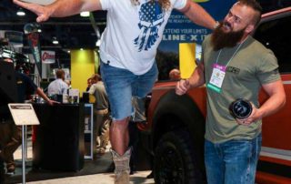 Защитное покрытие Line-X придает жесткость легкой конструкции из пластиковых стаканчиков и пенопластового кулера, способную выдержать вес около 100кг.