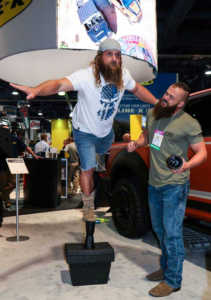 Защитное покрытие Line-X придает жесткость легкой конструкции из пластиковых стаканчиков и пенопластового кулера, способную выдержать вес около 100кг.