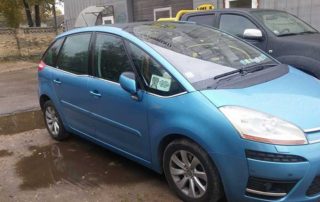 Защита порогов автомобиля полимерным покрытием Line-X, от механических повреждений и коррозии.