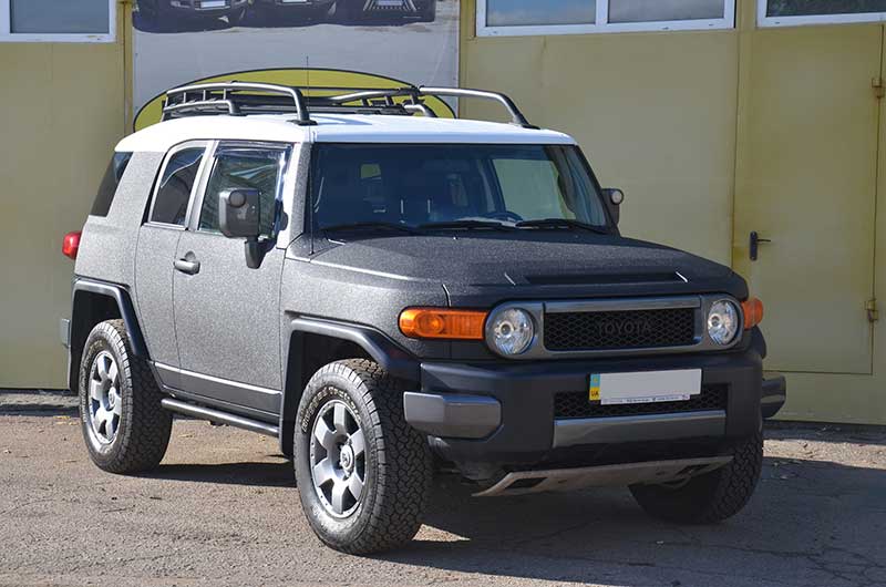 Защита кузова внедорожника Toyota FJ Cruiser полимерным покрытием Line-X, от механических повреждений и коррозии