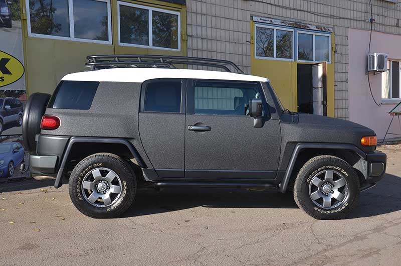 Защита кузова внедорожника Toyota FJ Cruiser полимерным покрытием Line-X, от механических повреждений и коррозии