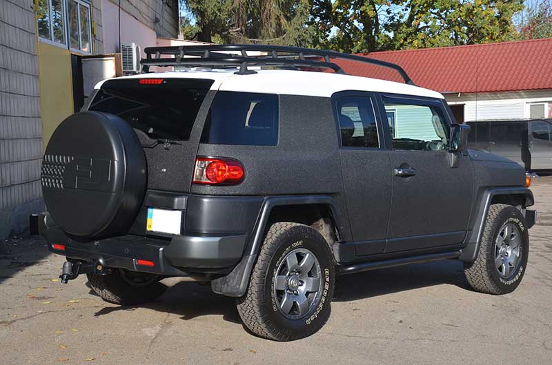 Защита кузова внедорожника Toyota FJ Cruiser полимерным покрытием Line-X, от механических повреждений и коррозии