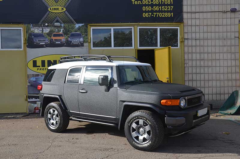 Защита кузова внедорожника Toyota FJ Cruiser полимерным покрытием Line-X, от механических повреждений и коррозии