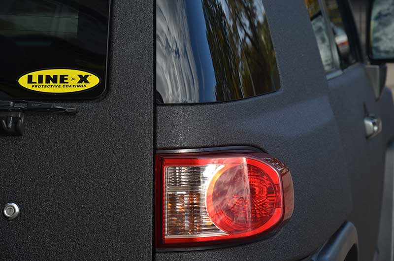 Защита кузова внедорожника Toyota FJ Cruiser полимерным покрытием Line-X, от механических повреждений и коррозии