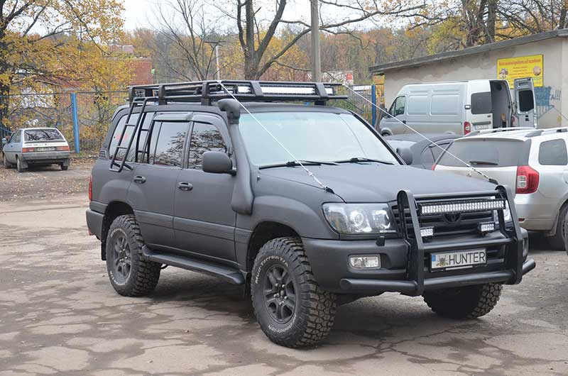 Защита кузова и аксессуаров Land Cruiser 100 Hunter полимерным покрытием Line-X, от механических повреждений и коррозии.