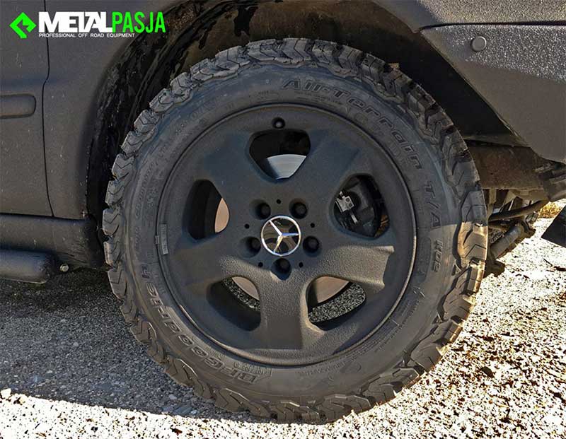 Защита кузова и навесных аксессуаров внедорожника Mercedes ML от механических повреждений и коррозии полимерным покрытием Line-X.