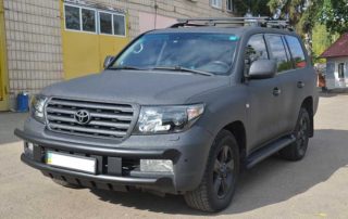 Полное затемнение внедорожника Toyota Land Cruiser 200, удаление хрома, окраска защитным полимерным покрытием Line-X.