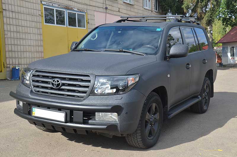 Полное затемнение внедорожника Toyota Land Cruiser 200, удаление хрома, окраска защитным полимерным покрытием Line-X.