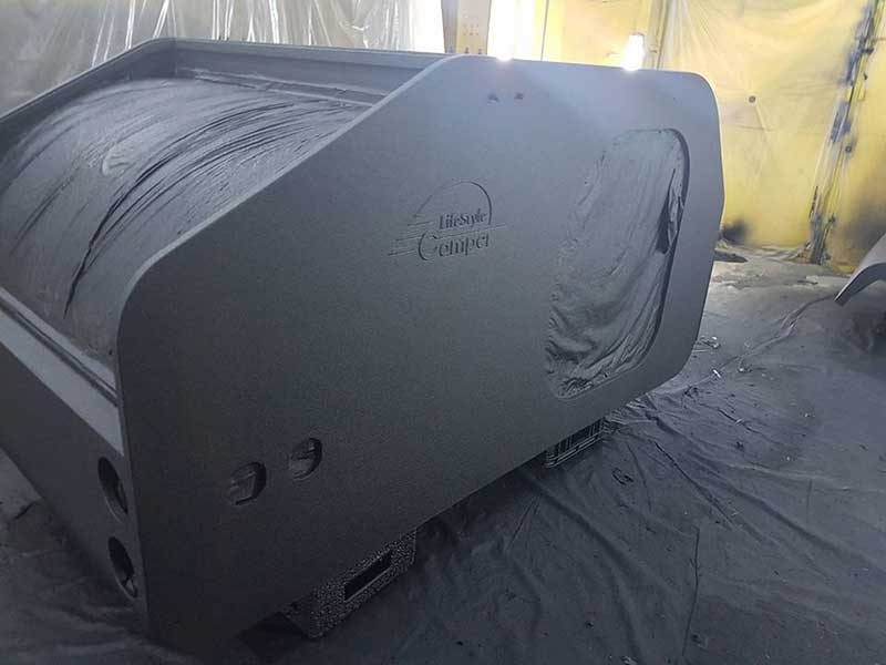 «Работа кипит"! Без перерывов и выходных красим жилые прицепы в Line-X для Lifestyle Camper!