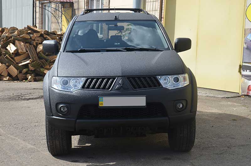 Работа компании «Армлайн»: защита кузова внедорожника Mitsubishi Pajero Sport полимерным покрытием Line-X от механических повреждений и коррозии.