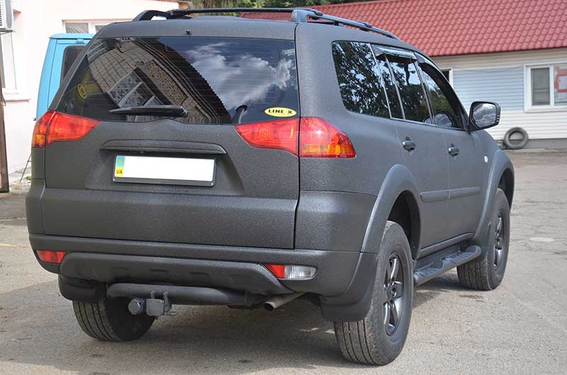 Работа компании «Армлайн»: защита кузова внедорожника Mitsubishi Pajero Sport полимерным покрытием Line-X от механических повреждений и коррозии.
