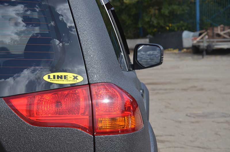 Работа компании «Армлайн»: защита кузова внедорожника Mitsubishi Pajero Sport полимерным покрытием Line-X от механических повреждений и коррозии.